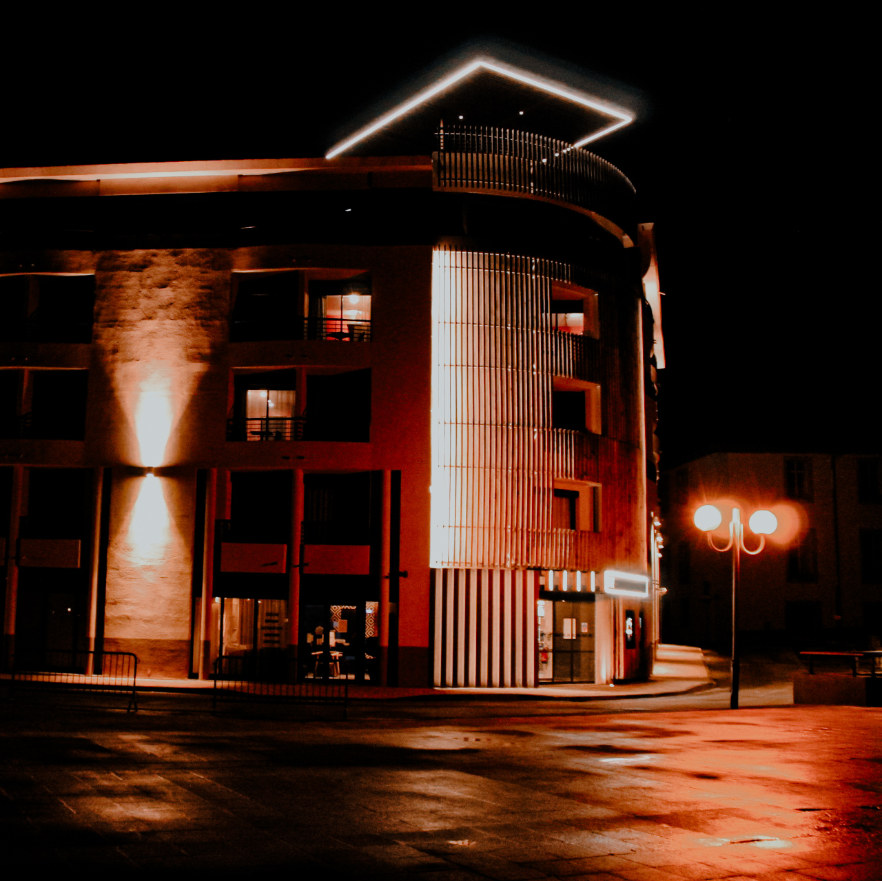Un immeuble de nuit Un immeuble de nuit